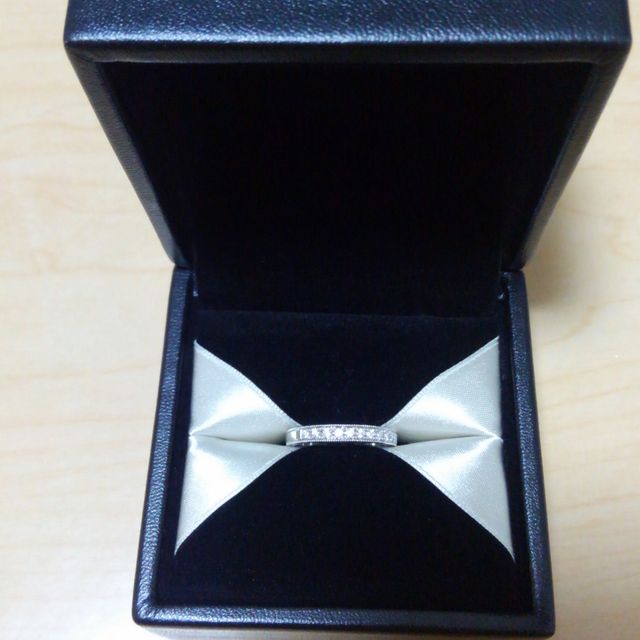 【エクセルコダイヤモンド(EXELCO DIAMOND)の口コミ】 結婚後も長く使えるよう、エンゲージとしてエタニティタイプのリングを選…