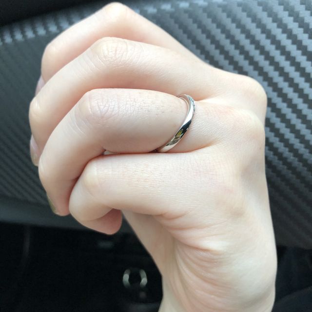 【アイプリモ(I-PRIMO)の口コミ】 デザインがとてもよく、一目惚れでした。細身で少しの石が載っているタイ…