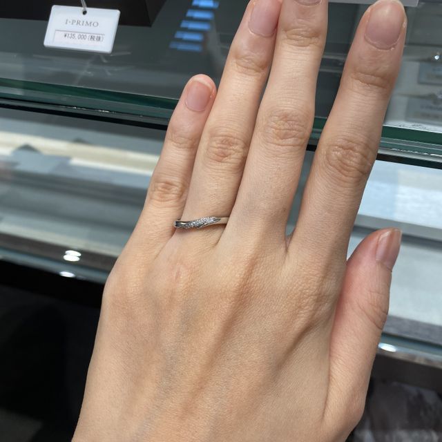 【アイプリモ(I-PRIMO)の口コミ】 程よくダイヤがついていて、主張が激しくないところ
ウェーブのあるデザイ…