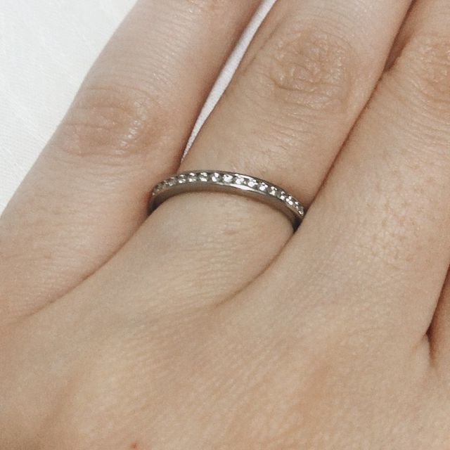 【ROYAL ASSCHER(ロイヤル・アッシャー)の口コミ】 デザインはずっと欲しかったエタニティリングで、結婚指輪と重ねて普段か…