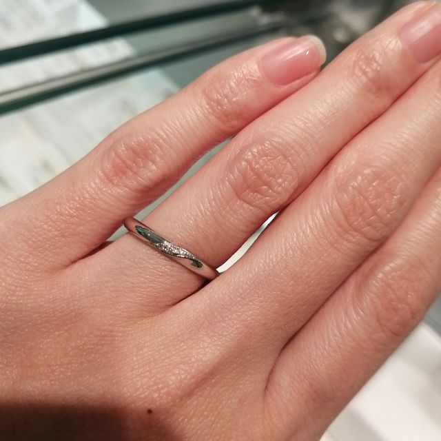 【ケイウノ ブライダル(K.UNO BRIDAL)の口コミ】 ストレートラインのリングですが、正面にメレダイヤが埋め込まれています…