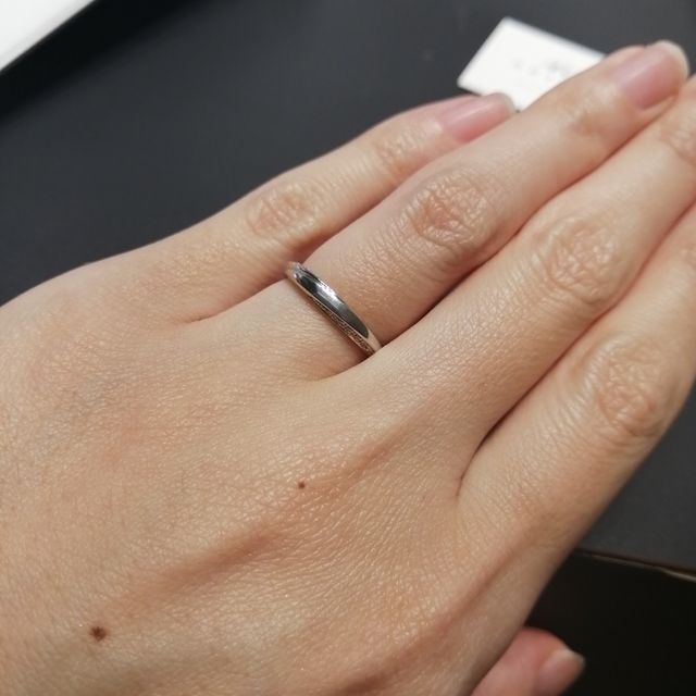 【4℃ BRIDAL(ヨンドシーブライダル)の口コミ】 正面から見るとシンプルなストレートラインのリングですが、上側と下側に…