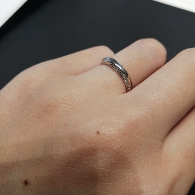 【4℃ BRIDAL(ヨンドシーブライダル)の口コミ】 正面から見るとシンプルなストレートラインのリングですが、上側と下側に…