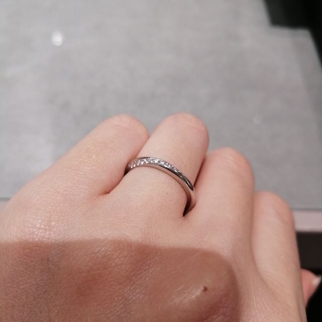 【アイプリモ(I-PRIMO)の口コミ】 2020年のイヤーモデルのリングです。
ストレートラインのリングに、流れる…