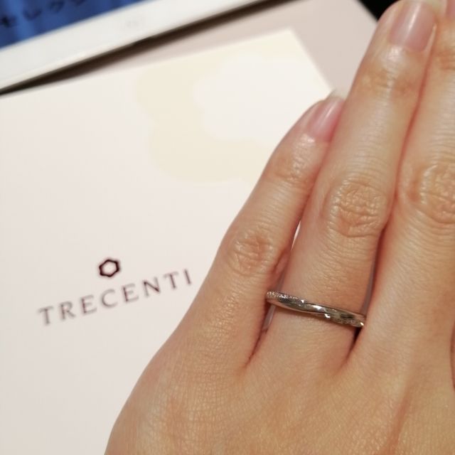 【TRECENTI(トレセンテ)の口コミ】 リングの正面から見るとシンプルなストレートラインのリングですが、上側…