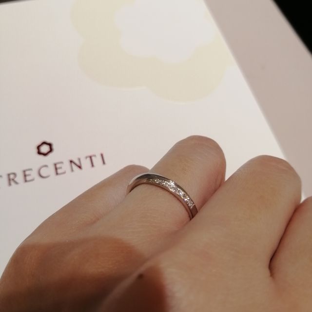 【TRECENTI(トレセンテ)の口コミ】 リングの正面から見るとシンプルなストレートラインのリングですが、上側…
