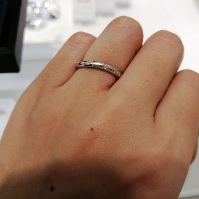 【4℃ BRIDAL(ヨンドシーブライダル)の口コミ】 リングの上側と下側に、流れるようにメレダイヤが埋め込まれています。
リ…