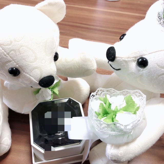 【4℃ BRIDAL(ヨンドシーブライダル)の口コミ】 2人とも緩やかなV字型のリングを探していました。
また、女性用リングに入…