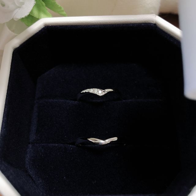 【4℃ BRIDAL(ヨンドシーブライダル)の口コミ】 2人とも緩やかなV字型のリングを探していました。
また、女性用リングに入…