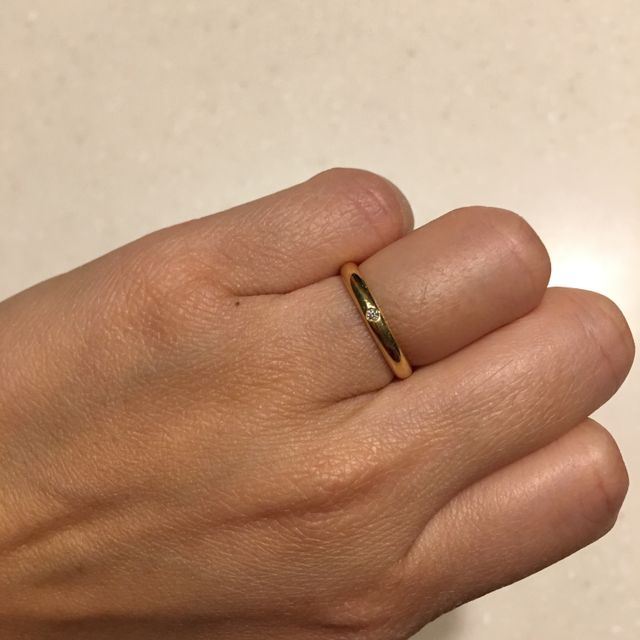 【カルティエ(Cartier)の口コミ】 シンプルなデザインを希望していたので、真ん中にダイヤが少し着いてるこ…