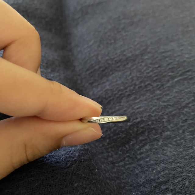 【I's stone(アイズストーン)の口コミ】 ひねりがあり、そこにダイヤが埋め込まれているデザインとなっております…