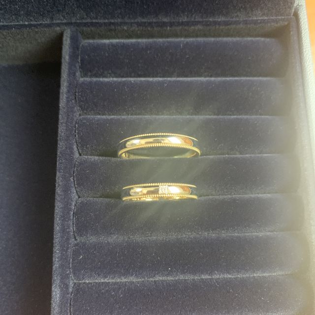 【銀座ダイヤモンドシライシの口コミ】 縁どりにカットが入って、内側と外側の素材が違うところが気に入っていま…