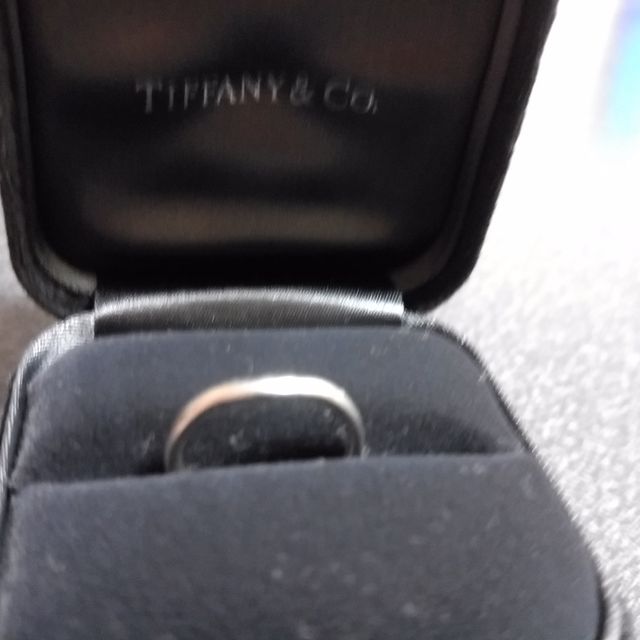 【ティファニー(Tiffany & Co.)の口コミ】 婚約指輪を一緒に着けた時にセットリングに見える形が気に入り、私も主人…