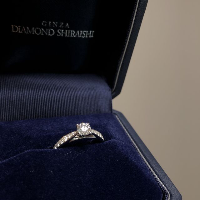 【銀座ダイヤモンドシライシの口コミ】 ダイヤモンドの品質も良く、サイドにもダイヤモンドがあり中央のダイヤモ…