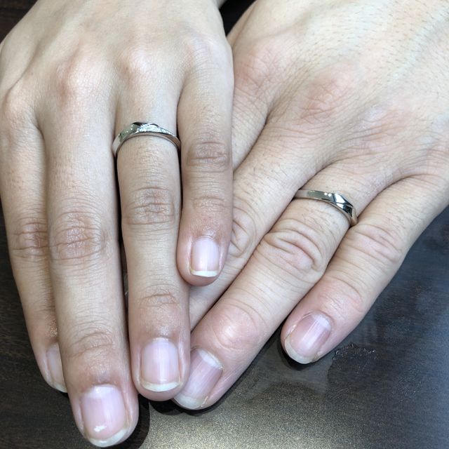 【俄(にわか)の口コミ】 特徴的なデザインと指輪の名前に惹かれて選びました。
選ぶ上で他のカップ…