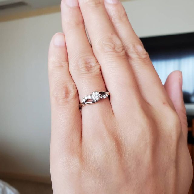 【アイプリモ(I-PRIMO)の口コミ】 特徴的なデザインと、横にあるメレダイヤのおかげで一石ダイヤより強く複…