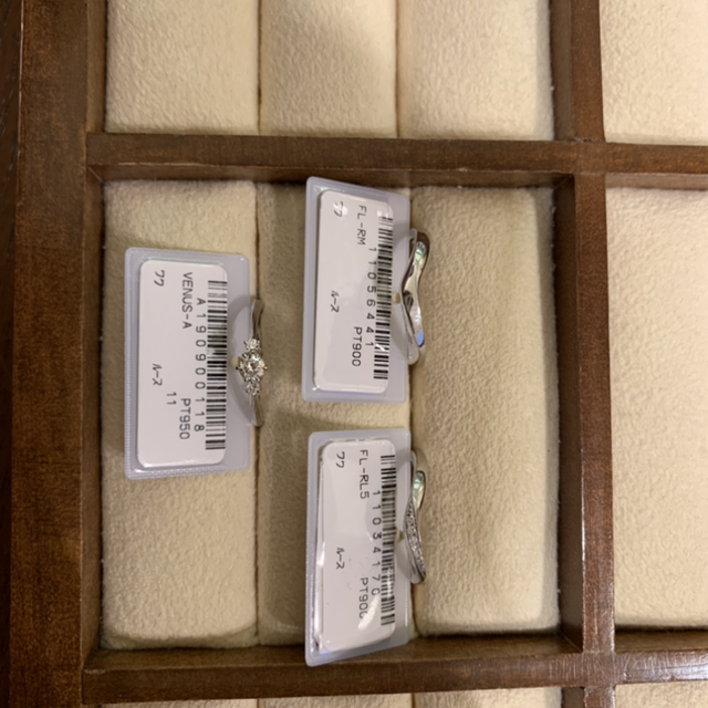 【TRECENTI(トレセンテ)の口コミ】 こちらの指輪はとにかく着け心地が良かったです。
指輪の内側のカットにこ…