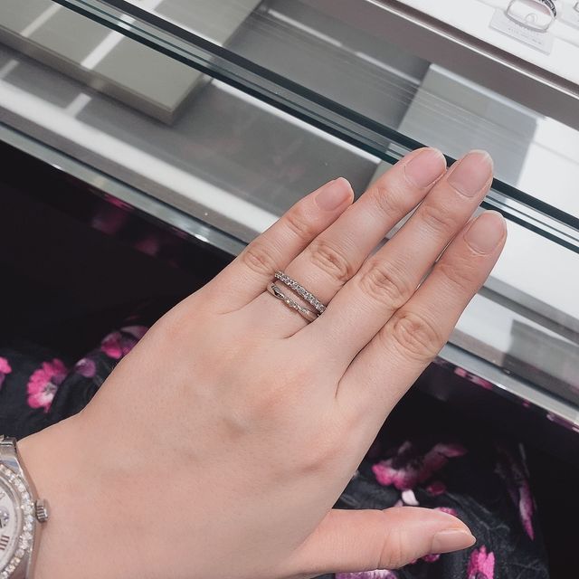 【アイプリモ(I-PRIMO)の口コミ】 婚約指輪と重ね付けできる結婚指輪を探しにきました。
大きめのダイヤモン…
