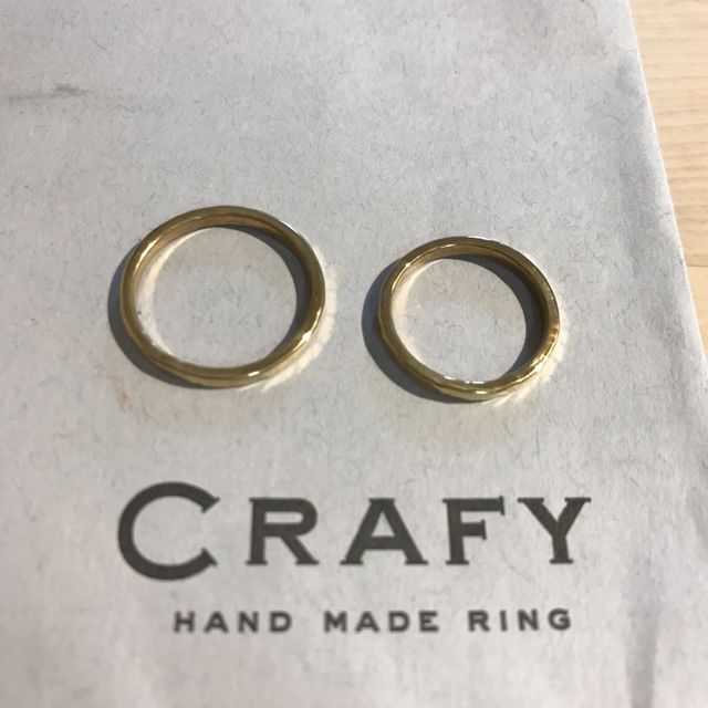 【CRAFY(クラフィ)の口コミ】 結婚指輪はこれからずっと自分たちと寄り添っていくモノなので、何か特別…