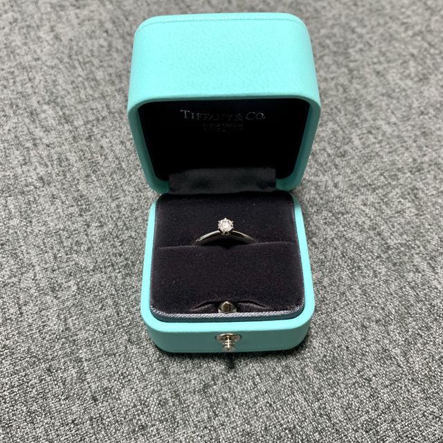 【ティファニー(Tiffany & Co.)の口コミ】 サプライズで貰ったので私自身の決め手はないです。
旦那曰く、婚約指輪と…