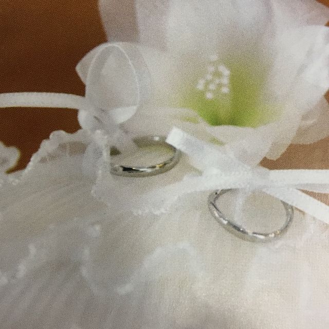 【銀座ダイヤモンドシライシの口コミ】 2件のうちで迷いましたが、2人とも指が短く太かったのでシンプルなデザイ…