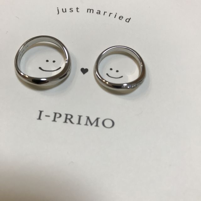 【アイプリモ(I-PRIMO)の口コミ】 色々なブランドを見ましたが、婚約指輪が一般的なウェーブとは逆の小指側…