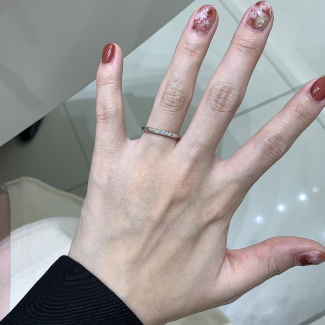 【4℃ BRIDAL(ヨンドシーブライダル)の口コミ】 ティファニーのデザインに似ておりネットで調べておりました。幅はしっか…