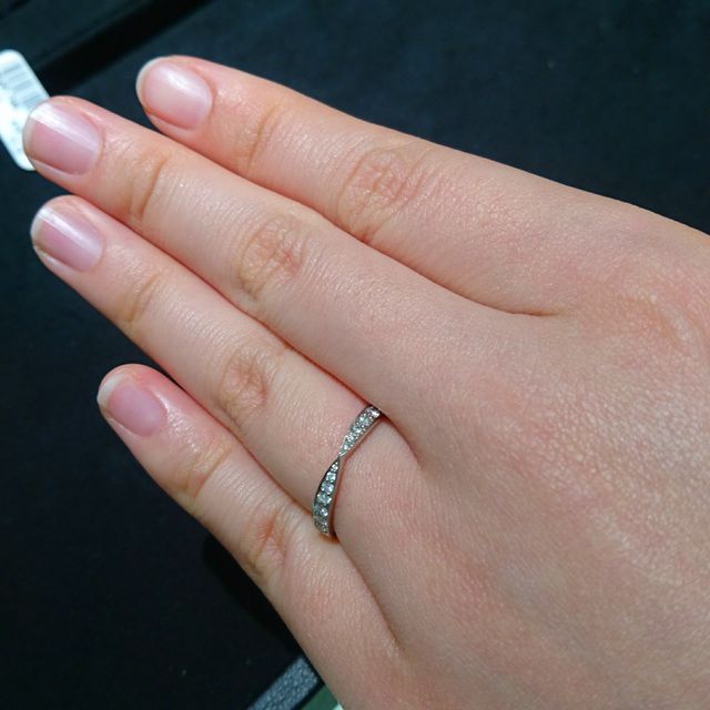 【ティファニー(Tiffany & Co.)の口コミ】 リボンのように中央がしぼられていて、すごくフェミニンなデザインです。…