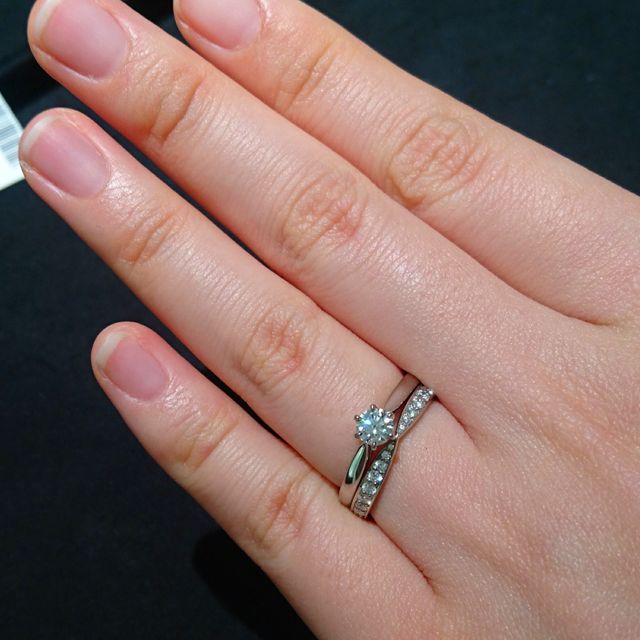 【ティファニー(Tiffany & Co.)の口コミ】 リボンのように中央がしぼられていて、すごくフェミニンなデザインです。…