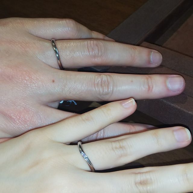 【BIJOUPIKO(ビジュピコ)の口コミ】 ウェーブのデザインの指輪です。女性用にはダイヤもついています。素材は…