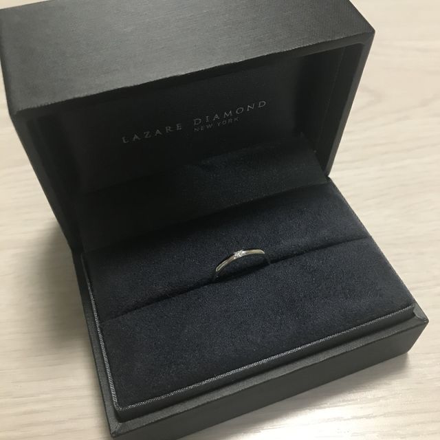 【ラザール ダイヤモンド(LAZARE DIAMOND)の口コミ】 シンプルなもので探していました。
つけ心地の良い丸みのある形にしました…