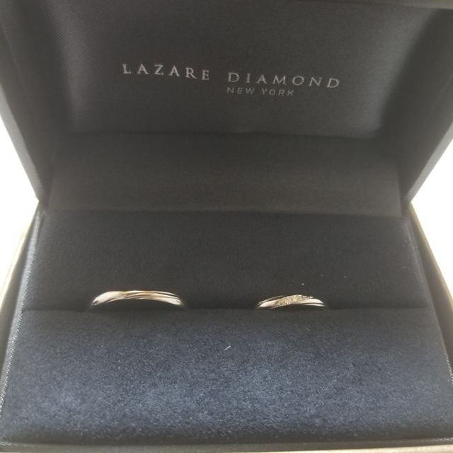 【ラザール ダイヤモンド(LAZARE DIAMOND)の口コミ】 おそろいのラインが入っていてペア感があり女性の方はキラキラしたダイア…