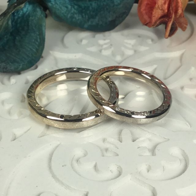 【AUROA(アウロア)の口コミ】 指輪の側面に彫っていただいた月桂樹の葉の模様は何度も打ち合わせてデザ…