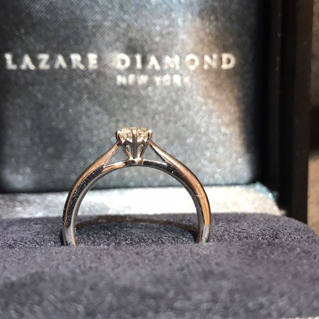 【ラザール ダイヤモンド(LAZARE DIAMOND)の口コミ】 1粒ダイヤのシンプルで上品なデザインです。
横から見た時に立体的で高さ…