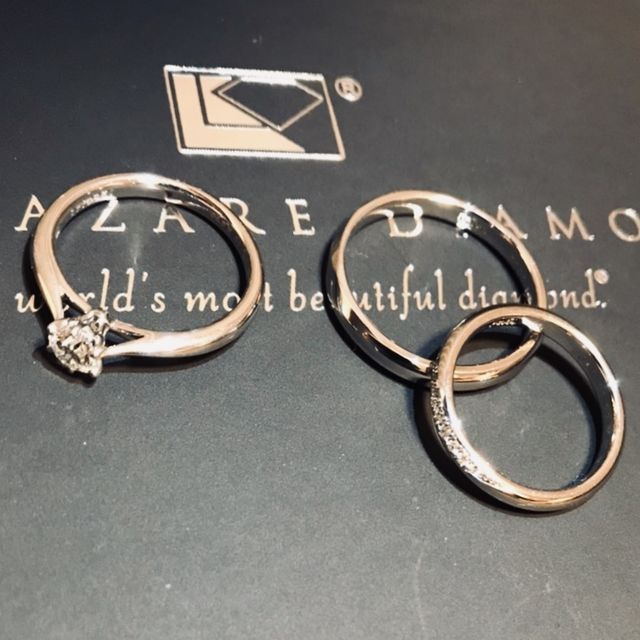 【ラザール ダイヤモンド(LAZARE DIAMOND)の口コミ】 1粒ダイヤのシンプルで上品なデザインです。
横から見た時に立体的で高さ…
