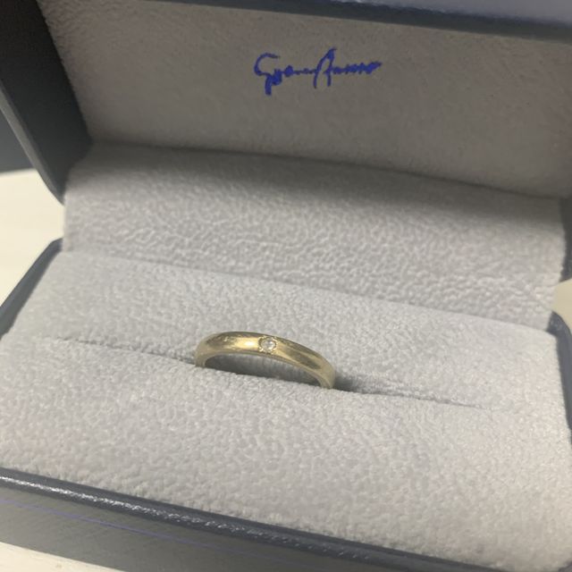 【Sirena Azzurro(セイレーン アズーロ)の口コミ】 普段つける時計に合わせて、ゴールドに絞って指輪を選びました。中央に一…