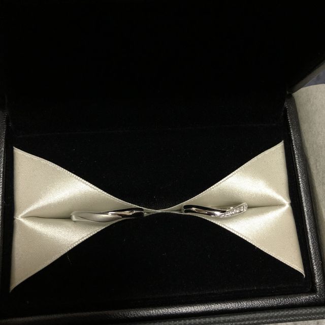 【銀座ダイヤモンドシライシの口コミ】 色々試着させてもらい、結婚指輪はデザインがまっすぐよりもウェーブが似…