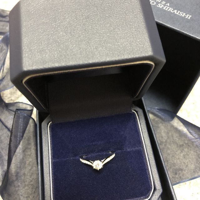 【銀座ダイヤモンドシライシの口コミ】 色々試着させてもらい、結婚指輪はデザインがまっすぐよりもウェーブが似…