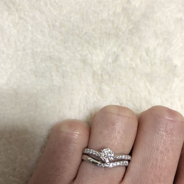 【銀座ダイヤモンドシライシの口コミ】 色々試着させてもらい、結婚指輪はデザインがまっすぐよりもウェーブが似…