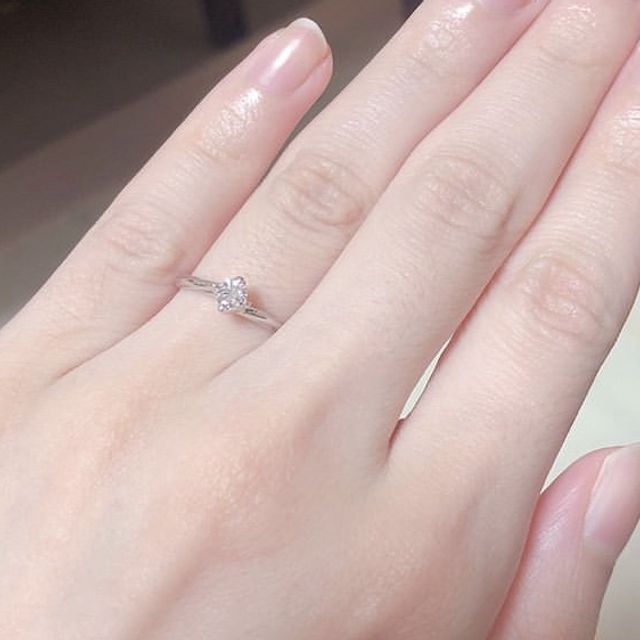 【銀座ダイヤモンドシライシの口コミ】 シンプルなでも可愛らしい指輪です！
トップが丸ではなくひしがたになって…