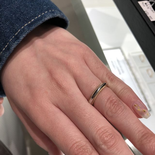 【ティファニー(Tiffany & Co.)の口コミ】 定番のミル打ちのデザインでピンクゴールドとシルバーのデザイン。
ピンク…