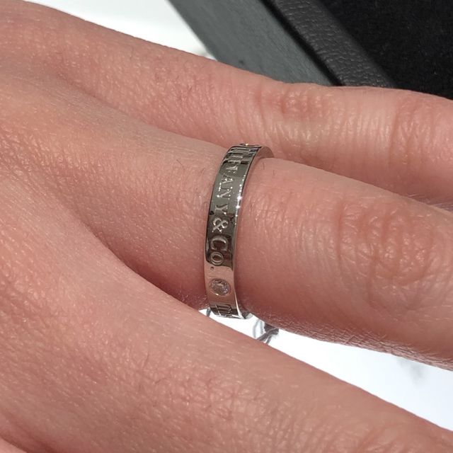 【ティファニー(Tiffany & Co.)の口コミ】 ティファニーのロゴ入りがとってもかわいい指輪です！
平たい型も程よい存…