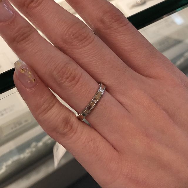 【MIKIMOTO(ミキモト)の口コミ】 真ん中のラインがゴールドになっているデザインを試着しました。
人と被ら…
