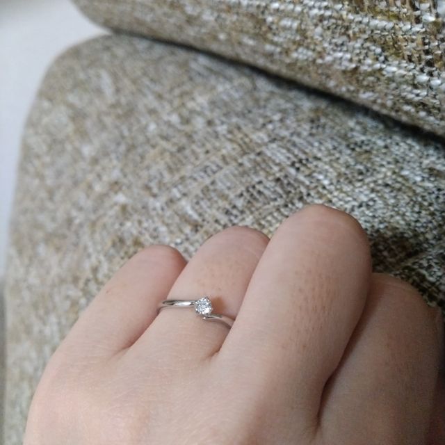 【4℃ BRIDAL(ヨンドシーブライダル)の口コミ】 彼が買ってくれたのですが、私がストレートのシンプルタイプより、シンプ…