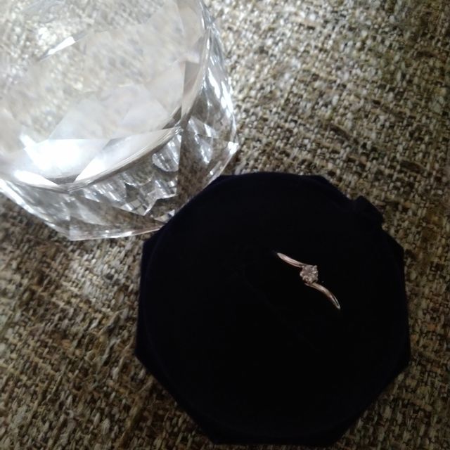 【4℃ BRIDAL(ヨンドシーブライダル)の口コミ】 彼が買ってくれたのですが、私がストレートのシンプルタイプより、シンプ…