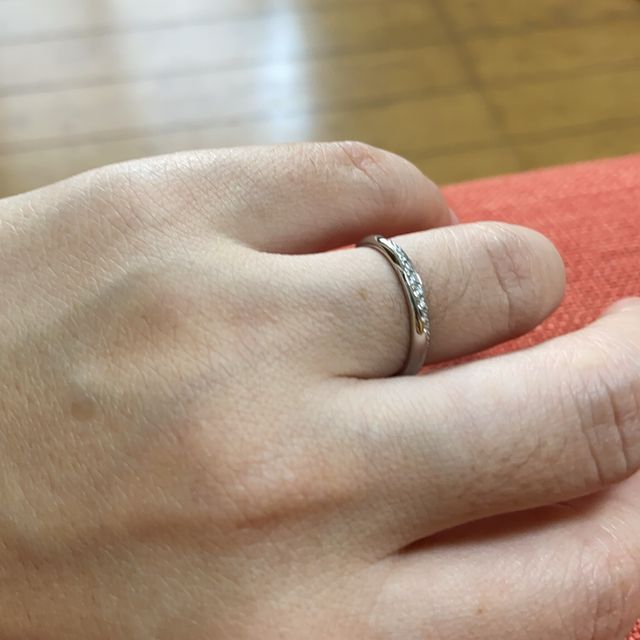 【ROYAL ASSCHER(ロイヤル・アッシャー)の口コミ】 しっかりしてるのに、指輪をはめてる感がなく気に入りました。指輪をはめ…
