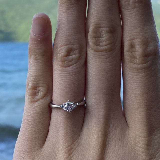 【銀座ダイヤモンドシライシの口コミ】 他のブランドと比べて、素人の私達でも分かる程ダイヤモンドの輝きが全然…