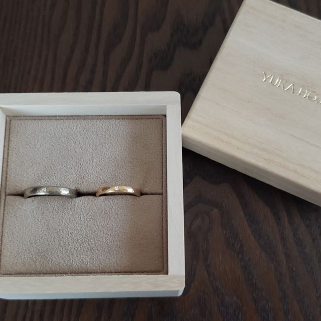 【YUKA HOJO(ユカホウジョウ)の口コミ】 【指輪のデザインについて】
彼も私も一目惚れでこのリングに決めました。…