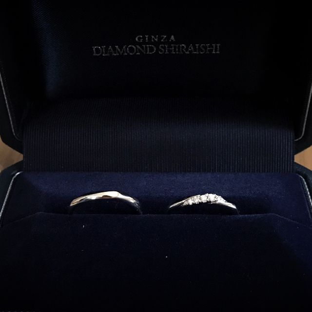 【銀座ダイヤモンドシライシの口コミ】 女性用のはダイヤの留め方が半分は埋め込みで、半分は爪で留まっている。…