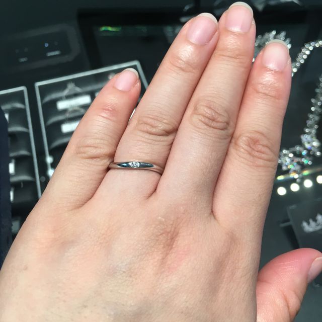 【銀座ダイヤモンドシライシの口コミ】 ツイストデザインがとってもかわいいです。ダイヤモンドもたくさん散りば…